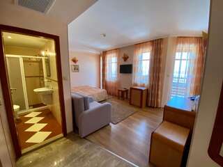 Отель Hotel Saint Nikola Несебр Двухместный номер с 1 кроватью или 2 отдельными кроватями, вид на море (для 2 взрослых и 1 ребенка)-1