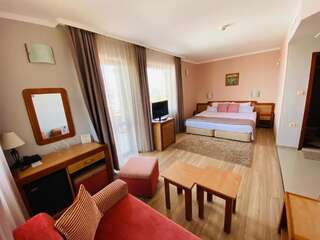 Отель Hotel Saint Nikola Несебр Двухместный номер с 1 кроватью или 2 отдельными кроватями, вид на море (для 2 взрослых и 1 ребенка)-13