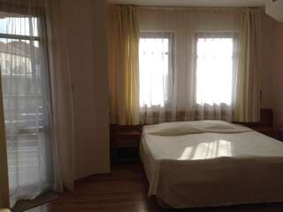 Отель Hotel Saint Nikola Несебр Двухместный номер с 1 кроватью или 2 отдельными кроватями и балконом, боковой вид на море-9
